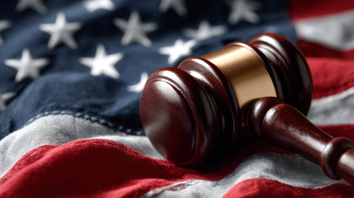 Judge’s gavel resting on the American flag, symbolizing U.S. courts and their discretion under the doctrine of forum non conveniens in cross-border lawsuits.
