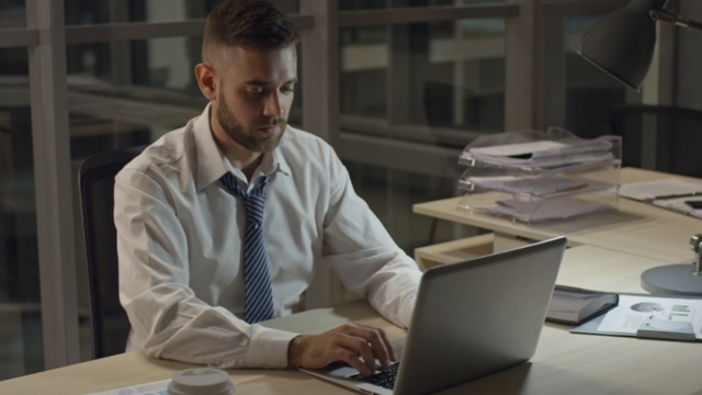 An office worker stays late at his desk, showing the impact of the blocked FLSA overtime rule