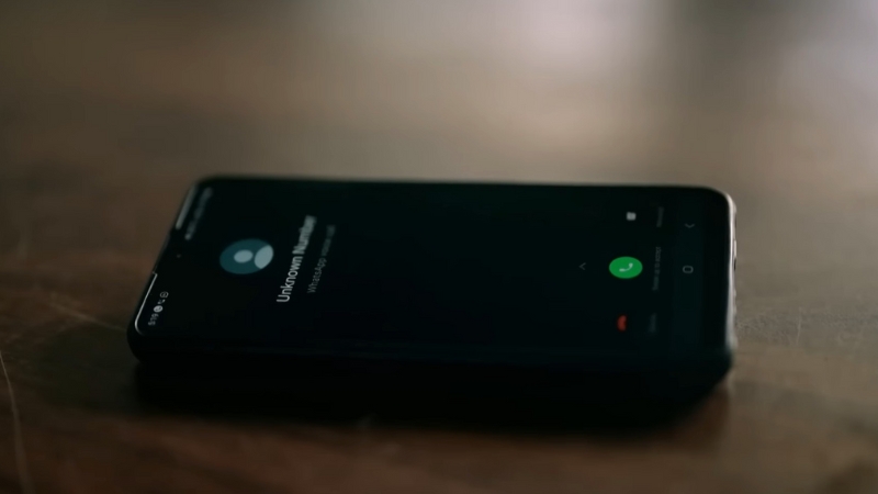 A smartphone shows an incoming call from an unknown number, symbolizing scam calls targeting U.S. citizens