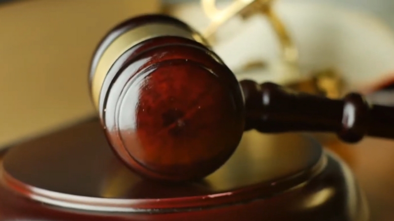 Judge’s gavel on a sound block, symbolizing legal penalties under mandatory reporting laws for teachers