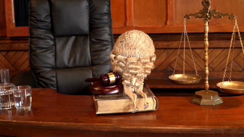 Judge’s desk with gavel and scales symbolizing state recognition under international law as a political and legal decision